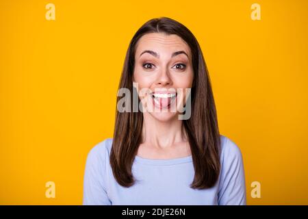 Gros plan photo de jolie jolie dame gaie bonne humeur coller langue hors bouche taquinerie petit ami duper autour de porter chemise décontractée isolé Banque D'Images