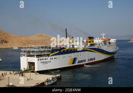 Le traversier d'ANEK Lines Prevelis amarré au port d'Emborio sur l'île grecque de Halki le 19 juillet 2016. Banque D'Images