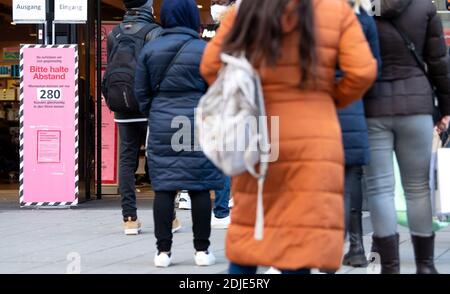 Munich, Allemagne. 14 décembre 2020. Les clients font la queue devant un magasin dans la zone piétonne. A partir de 16.12.2020, la vie publique sera considérablement réduite dans toute l'Allemagne. En plus de la plupart des magasins, les garderies, les écoles et les centres de soins post-scolaires resteront fermés, au moins jusqu'au 10 janvier. Credit: Sven Hoppe/dpa/Alay Live News Banque D'Images