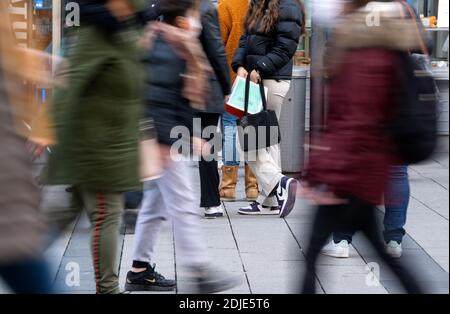 Munich, Allemagne. 14 décembre 2020. Les passants sont en mouvement dans la zone piétonne. A partir de 16.12.2020, la vie publique sera considérablement réduite dans toute l'Allemagne. En plus de la plupart des magasins, les garderies, les écoles et les centres de soins post-scolaires resteront fermés, au moins jusqu'au 10 janvier. Credit: Sven Hoppe/dpa/Alay Live News Banque D'Images