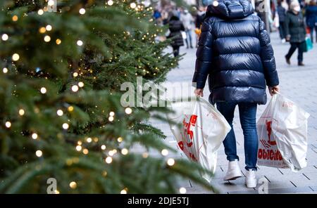 Munich, Allemagne. 14 décembre 2020. Un homme est dans la zone piétonne avec ses achats. A partir de 16.12.2020, la vie publique sera considérablement réduite dans toute l'Allemagne. En plus de la plupart des magasins, les garderies, les écoles et les centres de soins post-scolaires resteront fermés, au moins jusqu'au 10 janvier. Credit: Sven Hoppe/dpa/Alay Live News Banque D'Images