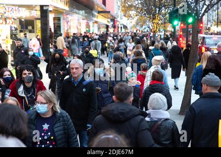 Les acheteurs de Noël sont très occupés à Oxford Street avant que Londres ne passe au niveau 3. La pandémie a signifié que beaucoup de gens font leurs achats en ligne. Banque D'Images