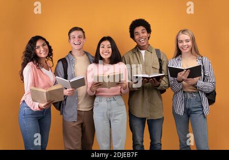 Apprentissage moderne et collaboratif, partage des connaissances, groupe de gens heureux Banque D'Images