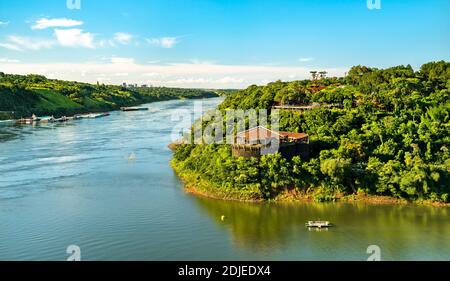 Frontière du Paraguay, de l'Argentine et du Brésil au confluent des rivières Parana et Iguazu Banque D'Images