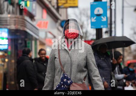 Brixton, Londres, 14 décembre 2020 : les acheteurs portent principalement des masques faciaux et tentent de se distancier socialement. Anna Watson/Alay Live News Banque D'Images