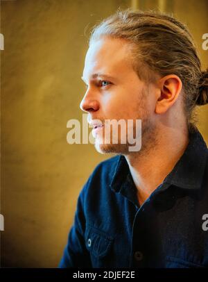 Portrait d'un jeune homme de profil Banque D'Images