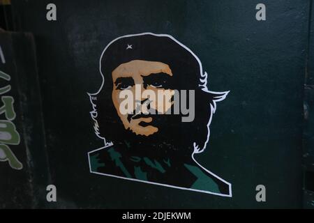 Che Guevara peint sur le mur du bâtiment dans la vieille Havane. Dans la vieille Havane, Cuba. Banque D'Images