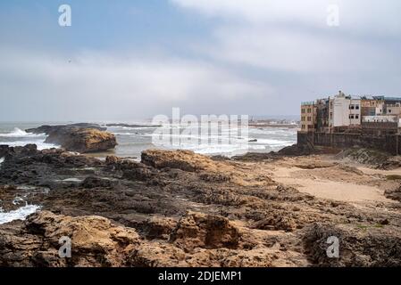 Essaouira, Morroco, Afrique - 29 avril 2019 : vue sur les rochers et la mer Banque D'Images