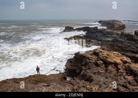 Essaouira, Morroco, Afrique - 29 avril 2019 : vue sur les rochers et la mer Banque D'Images