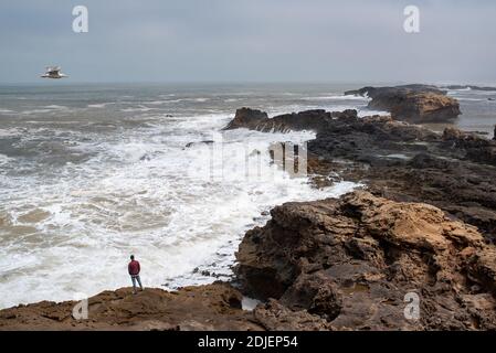 Essaouira, Morroco, Afrique - 29 avril 2019 : vue sur les rochers et la mer Banque D'Images