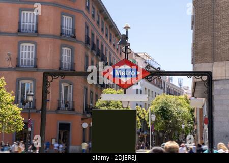 Métro station de métro rouge bleu panneau rétro près des bâtiments en brique À Madrid Banque D'Images