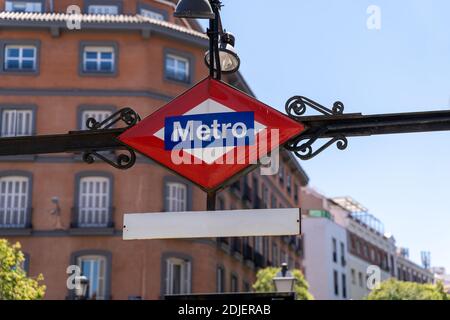 Métro station de métro rouge bleu panneau rétro près des bâtiments en brique À Madrid Banque D'Images