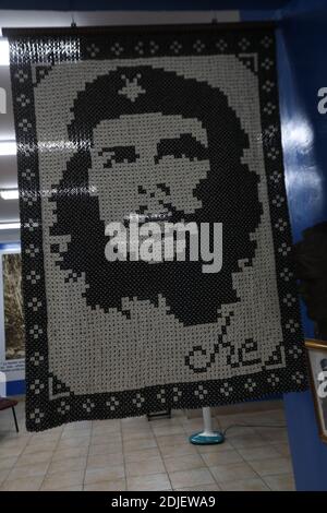 Che Guevara peinture sur le mur de bâtiment dans la vieille Havane . Banque D'Images