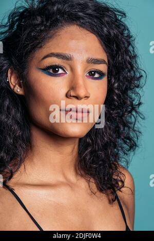 Photo de la femme portant un maquillage frais regardant l'appareil photo en studio. Banque D'Images