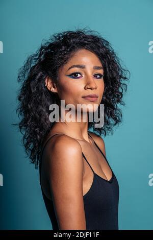 Photo de la femme portant un maquillage frais regardant l'appareil photo en studio. Banque D'Images