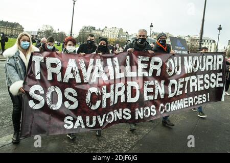 L'UMIH (Union des métiers et des industries de l'hôtellerie) et le RNB (groupe national des entreprises indépendantes de l'hôtellerie et de la restauration) , protestent contre les restrictions de la pandémie COVID-19, montrent leur propre malheur à la fermeture de leurs établissements, à Paris, en France, le 14 décembre 2020. Photo de Pierrick villette/avenir Pictures/ABACAPRESS.COM Banque D'Images