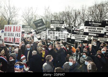 L'UMIH (Union des métiers et des industries de l'hôtellerie) et le RNB (groupe national des entreprises indépendantes de l'hôtellerie et de la restauration) , protestent contre les restrictions de la pandémie COVID-19, montrent leur propre malheur à la fermeture de leurs établissements, à Paris, en France, le 14 décembre 2020. Photo de Pierrick villette/avenir Pictures/ABACAPRESS.COM Banque D'Images