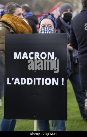 L'UMIH (Union des métiers et des industries de l'hôtellerie) et le RNB (groupe national des entreprises indépendantes de l'hôtellerie et de la restauration) , protestent contre les restrictions de la pandémie COVID-19, montrent leur propre malheur à la fermeture de leurs établissements, à Paris, en France, le 14 décembre 2020. Photo de Pierrick villette/avenir Pictures/ABACAPRESS.COM Banque D'Images