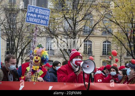 L'UMIH (Union des métiers et des industries de l'hôtellerie) et le RNB (groupe national des entreprises indépendantes de l'hôtellerie et de la restauration) , protestent contre les restrictions de la pandémie COVID-19, montrent leur propre malheur à la fermeture de leurs établissements, à Paris, en France, le 14 décembre 2020. Photo de Pierrick villette/avenir Pictures/ABACAPRESS.COM Banque D'Images