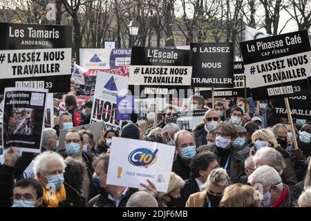 L'UMIH (Union des métiers et des industries de l'hôtellerie) et le RNB (groupe national des entreprises indépendantes de l'hôtellerie et de la restauration) , protestent contre les restrictions de la pandémie COVID-19, montrent leur propre malheur à la fermeture de leurs établissements, à Paris, en France, le 14 décembre 2020. Photo de Pierrick villette/avenir Pictures/ABACAPRESS.COM Banque D'Images