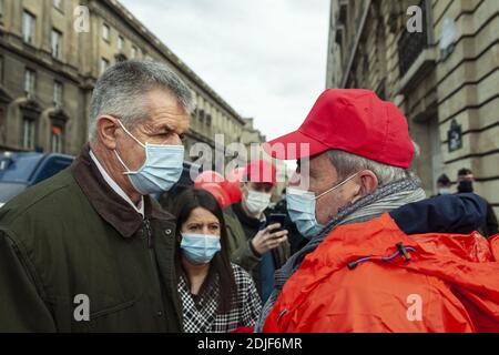 L'UMIH (Union des métiers et des industries de l'hôtellerie) et le RNB (groupe national des entreprises indépendantes de l'hôtellerie et de la restauration) , protestent contre les restrictions de la pandémie COVID-19, montrent leur propre malheur à la fermeture de leurs établissements, à Paris, en France, le 14 décembre 2020. Photo de Pierrick villette/avenir Pictures/ABACAPRESS.COM Banque D'Images