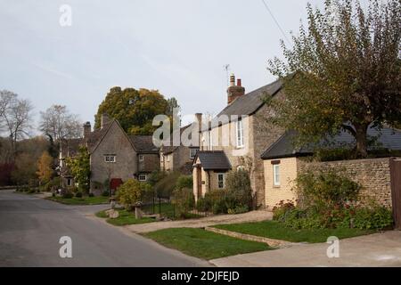 Maisons et un pub à Minster Lovell dans l'ouest de l'Oxfordshire au Royaume-Uni, pris le 19 octobre 2020 Banque D'Images