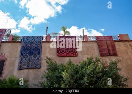 Marrakech, Morroco, Afrique - 30 avril 2019 : tapis sous le soleil Banque D'Images