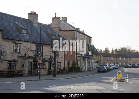 Boutiques et un pub à Bampton, West Oxfordshire au Royaume-Uni, pris le 19 octobre 2020 Banque D'Images