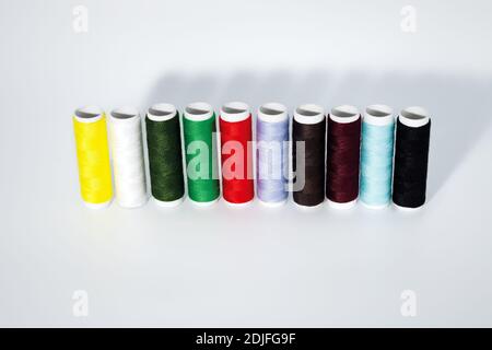 Jeu de fils de couleur. Gros plan sur fond blanc. Banque D'Images