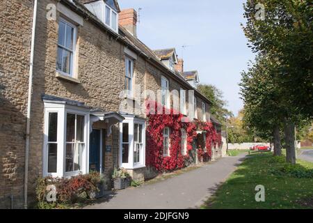 Rangées de maisons à Bampton, Oxfordshire au Royaume-Uni, prises le 19 octobre 2020 Banque D'Images