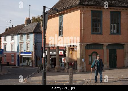 Un homme âgé traverse la route à Faringdon, dans l'Oxfordshire, au Royaume-Uni, prise le 19 octobre 2020 Banque D'Images