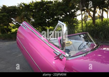 Une voiture américaine vintage rose vif se trouve dans une rue calme de Centro, la Havane Cuba Banque D'Images