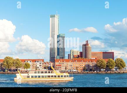 Vue sur l'horizon de Rotterdam avec bateau de tourisme dans la région de Bay et immeubles de bureaux modernes à l'arrière-plan Banque D'Images