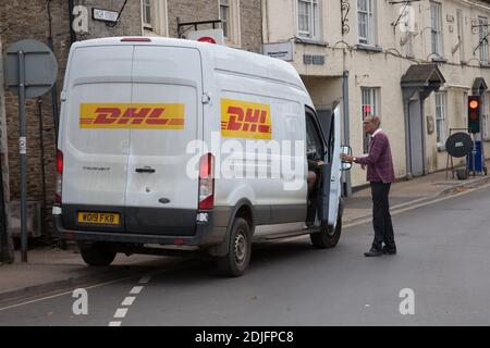 Une camionnette DHL à Lechlade, Gloucestershire au Royaume-Uni, prise le 19 octobre 2020 Banque D'Images