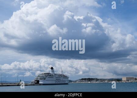 Vue sur le bord de mer du ferry de Jadrolinija sous un nuage foncé dans le port de Split, Dalmatie, Croatie, Europe. Banque D'Images