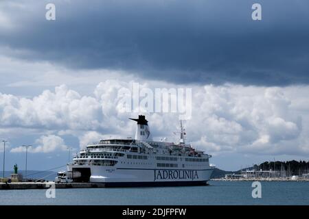 Vue sur le bord de mer du ferry de Jadrolinija sous un nuage foncé dans le port de Split, Dalmatie, Croatie, Europe. Banque D'Images