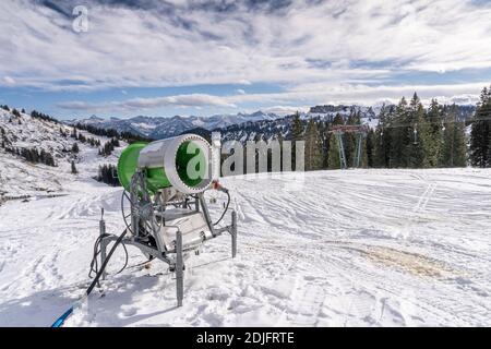 Pistolet à neige dans les Alpes d'Allgaeu dans le domaine skiable de Grasgehren Zone près de Balderschwangwattente du temps froid pour produire de la neige artificielle Banque D'Images