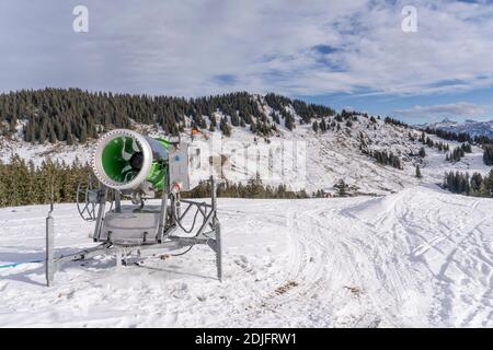 Pistolet à neige dans les Alpes d'Allgaeu dans le domaine skiable de Grasgehren Zone près de Balderschwangwattente du temps froid pour produire de la neige artificielle Banque D'Images