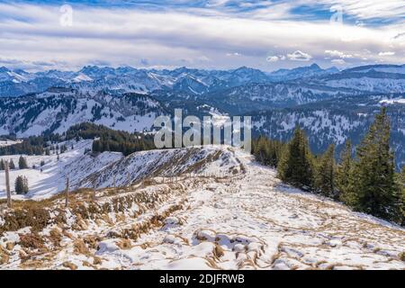 Paysage montagneux d'hiver dans les Alpes d'Allgaeu près de Balderschwang, Bavière, Allemagne Banque D'Images