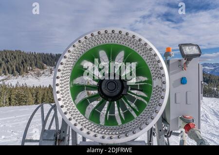 Pistolet à neige dans les Alpes d'Allgaeu dans le domaine skiable de Grasgehren Zone près de Balderschwangwattente du temps froid pour produire de la neige artificielle Banque D'Images