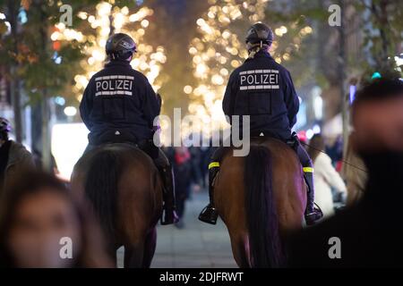 Stuttgart, Allemagne. 14 décembre 2020. Des policiers féminins traversent la zone piétonne. Le Chancelier et les premiers ministres de l'État ont décidé d'un verrouillage national ferme à compter du 16 décembre. Credit: Sebastian Gollnow/dpa/Alay Live News Banque D'Images