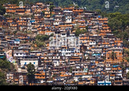 Maisons en briques rouges à Favela sur la colline à Rio de Janeiro, Brésil Banque D'Images