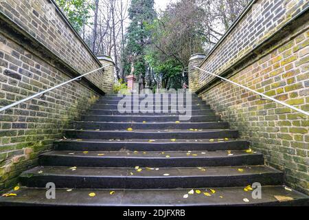 Londres/Royaume-Uni. 12.2.20. La partie ouest atmosphérique du cimetière Highgate dans le nord de Londres Banque D'Images