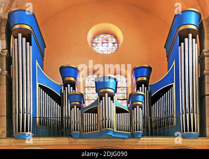 Grands orgues d'église dans un style baroque coloré. Banque D'Images