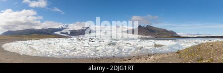 Vue sur le glacier du lac Fjallsárlón et le glacier islandais Fjallsjökull, qui fait partie de Vatnajökull en été, Islande Banque D'Images