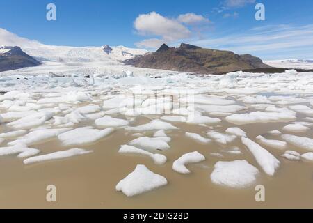 Vue sur le glacier du lac Fjallsárlón et le glacier islandais Fjallsjökull, qui fait partie de Vatnajökull en été, Islande Banque D'Images