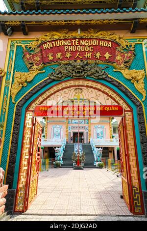 L'entrée du temple chinois bouddhiste Hoi Tuong te Nguoi Hoa, Phu Quoc, Vietnam, Indochine, Asie du Sud-est, Asie. Banque D'Images