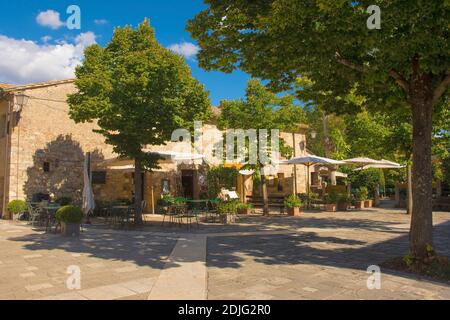 Bagno Vignoni, Italie -sept 3 2020.bars ombragés dans le village historique de Bagno Vignoni, Val d'Orcia, province de Sienne, Toscane, célèbre pour ses sources chaudes Banque D'Images