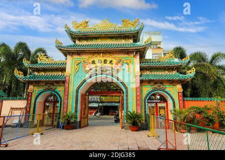 L'entrée du temple chinois bouddhiste Hoi Tuong te Nguoi Hoa, Phu Quoc, Vietnam, Indochine, Asie du Sud-est, Asie. Banque D'Images