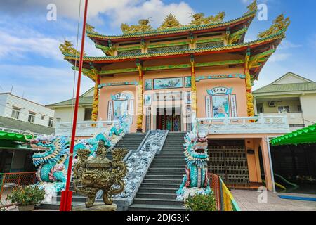 Dragons à l'entrée du temple chinois bouddhiste Hoi Tuong te Nguoi Hoa, Phu Quoc, Vietnam, Indochine, Asie du Sud-est, Asie. Banque D'Images